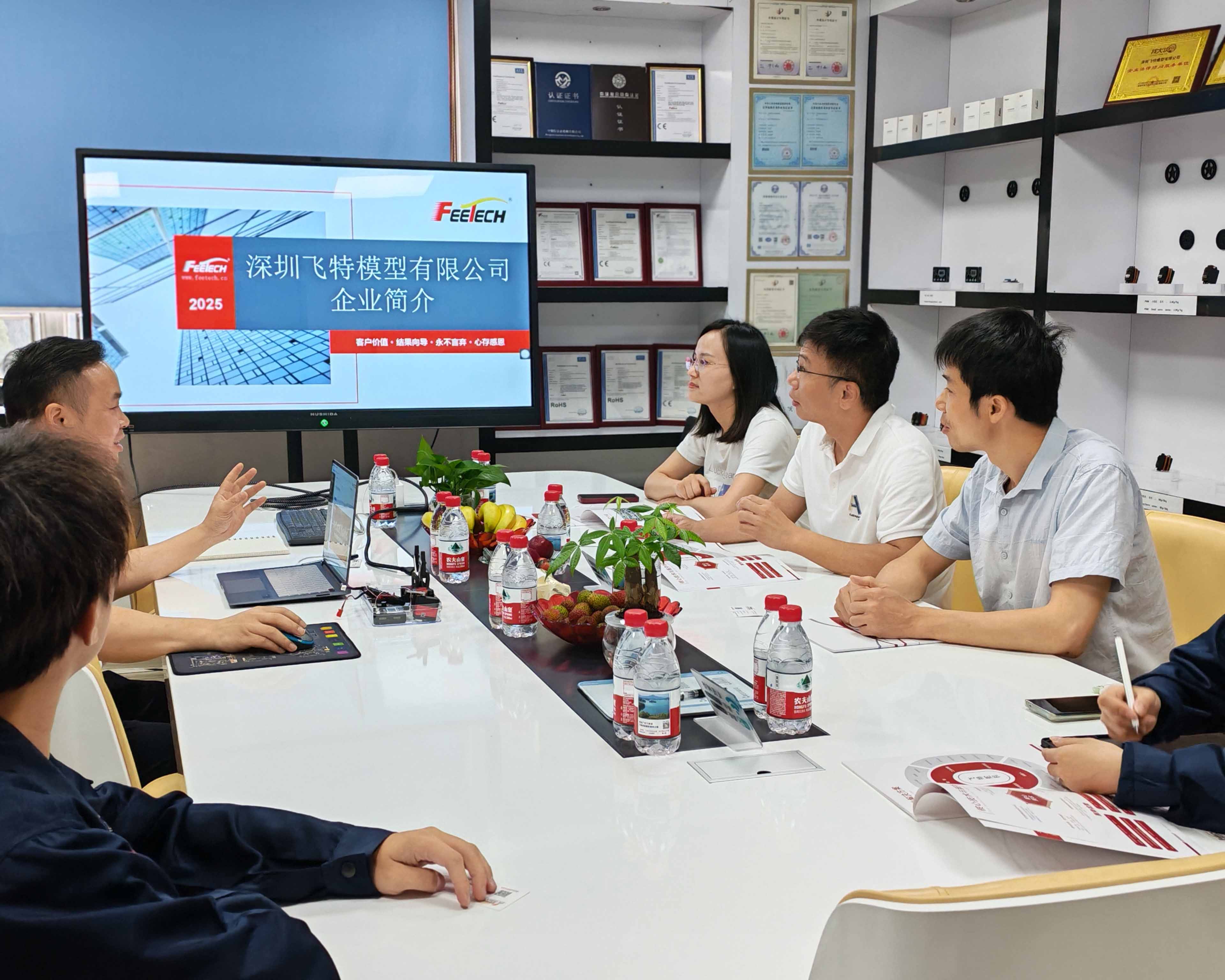Warm Welcome to Professor Su Jiang! Visit & Guide at Feetech Model, Jointly Explore the Core Value of Servos. 用英文翻译“飞特模型是一家专注于舵机研发和生产的高科技企业” 推荐一些关于机器人技术和舵机应用的英文资料 英文翻译润色:Warmly welcome Professor Su Jiang from Guangdong Polytechnic of Science and Technology to visit Feetech Model for guidance, and jointly explore the core value of servos.